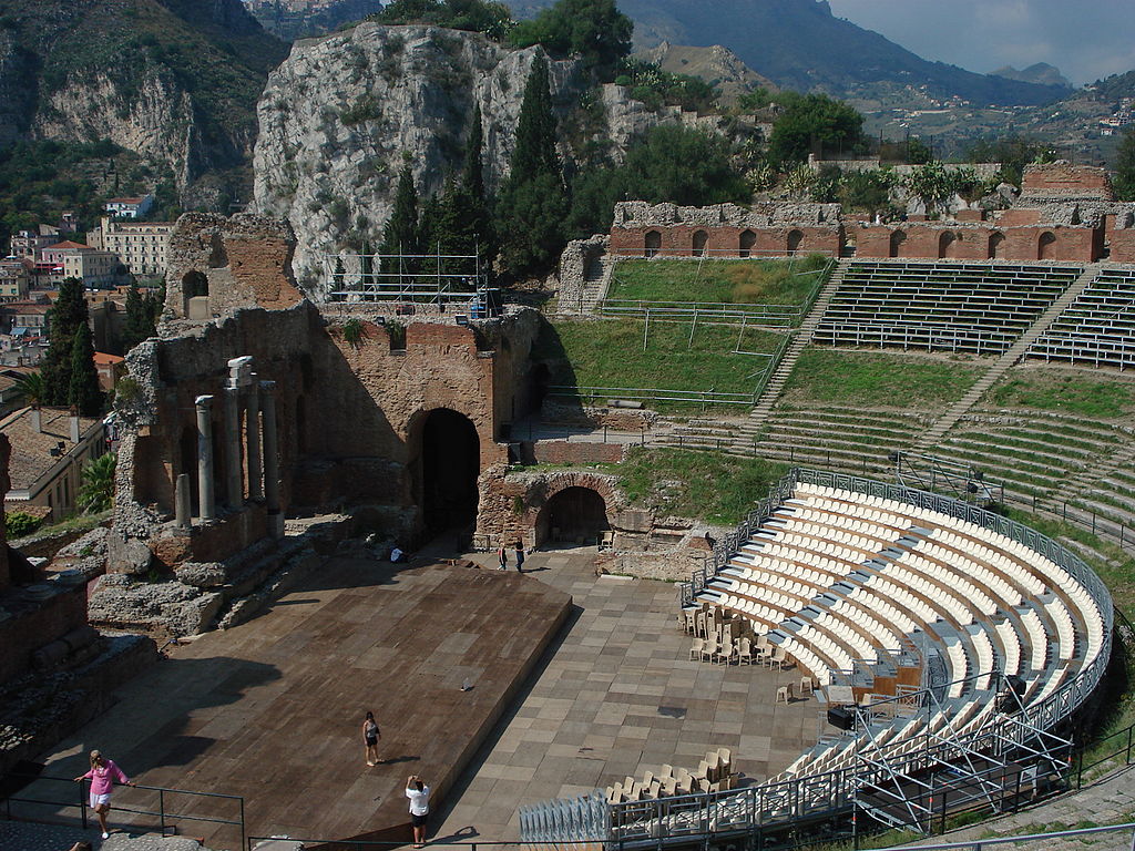 Ancient theater. Сицилия амфитеатр Таормина. Таормина Сицилия театр. Театр в Таормине Сицилия. Театр в Тавромении Таормина.